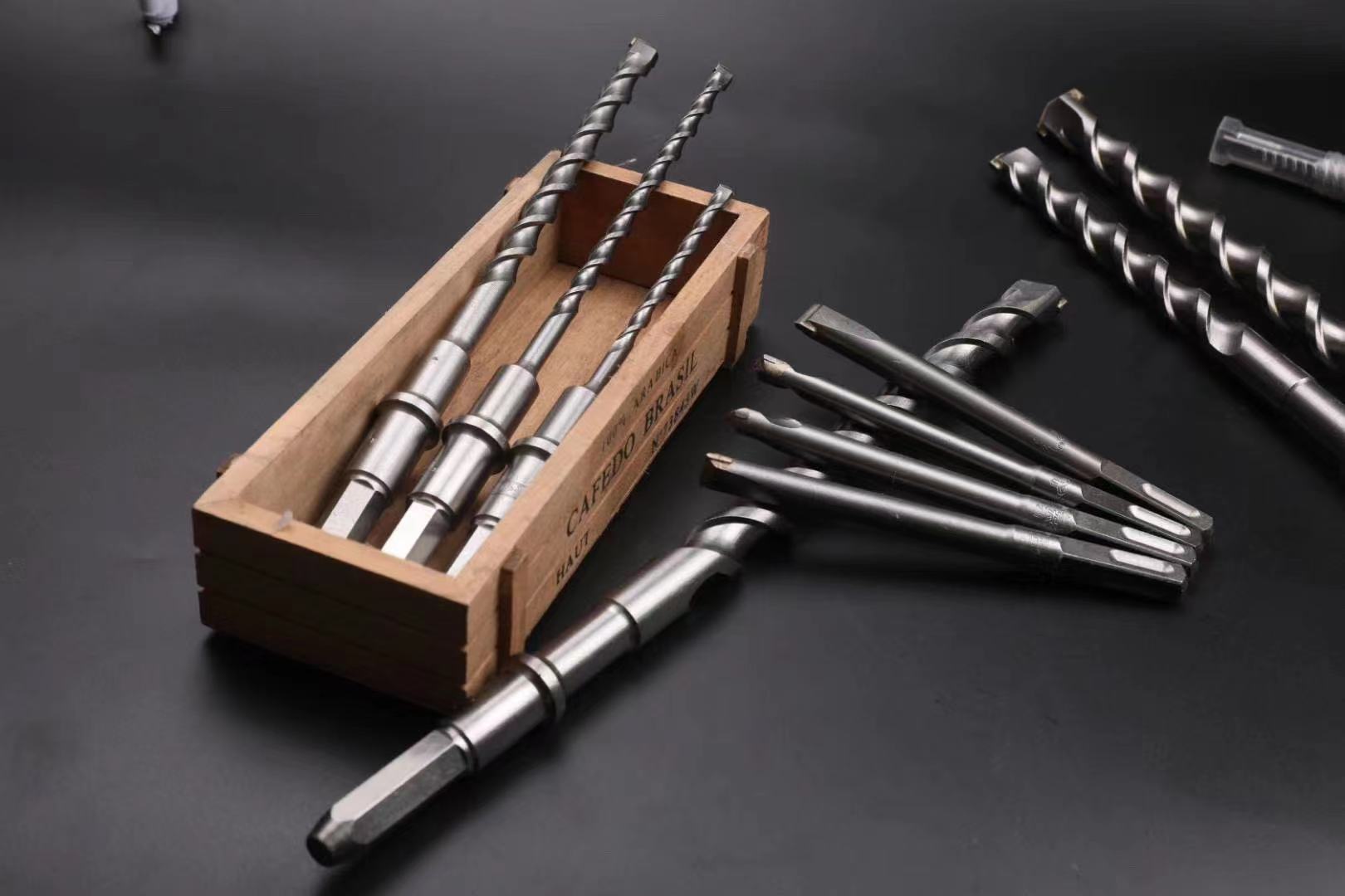 墙砖上打孔用什么钻头(墙砖上怎样打孔视频教程)